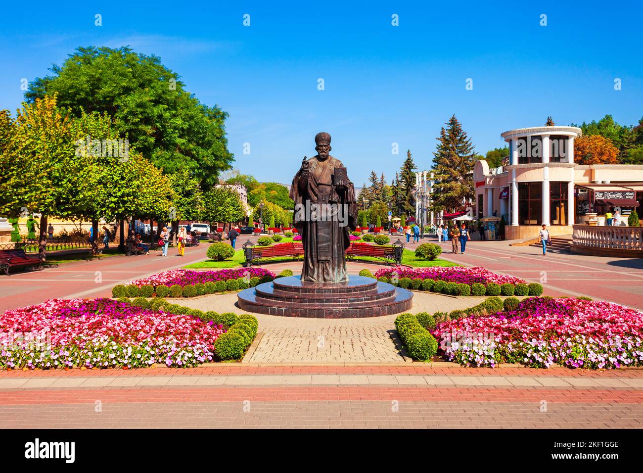 Kislowodsk, Russland - 29. September 2020: Denkmal des heiligen Nikolaus des Wundertäters auf dem Kislowodsker Kurortny Boulevard in der Kislowodsker Kurstadt Stawrop Stockfoto