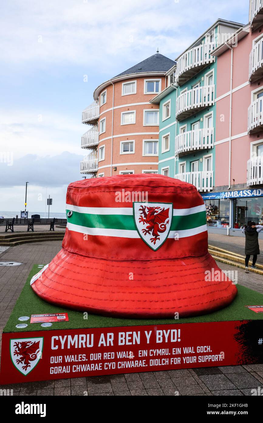 Aberystwyth, Wales, Großbritannien. 15.. November 2022. Riesige kultige walisische Fußballfans mit Hutstruktur, Aberystwyth, Wales, Großbritannien. Groß, 10 Fuß mal 10 Fuß, Kunstinstallation, im Zentrum von Aberystwyth ausgestellt, ist der Eimer Hut zu einem Symbol der Fans der Fußballmannschaft von Wales geworden. Die Statue wurde errichtet, es gibt fünf in walisischen Städten, um die walisische Nationalmannschaft zu feiern, die das Finale der Weltmeisterschaft zum ersten Mal seit 1958 erreicht hat, ein Zeitraum von 64 Jahren, seit sie das letzte Mal bei der Weltmeisterschaft gespielt haben. Kredit: Paul Quayle/Alamy Live Nachrichten Stockfoto