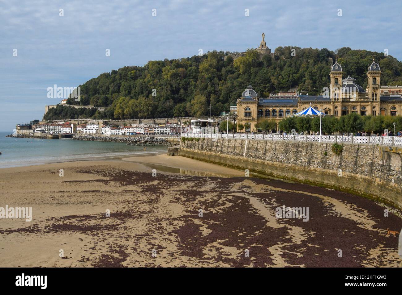 Rathaus, Puerto Viejo und Monte Urgull vom Strand La Concha in Donosti Stockfoto