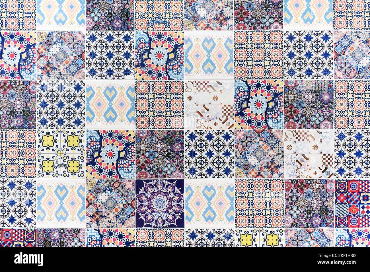 Dekorative orientalische Fliesenwand, Hintergrund aus der Nähe. Rote, blaue, weiße und violette Farben. Mojacar Dorf, Spanien Stockfoto