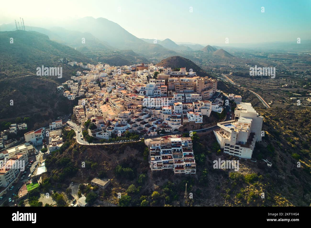 Luftaufnahme, Drohne Point o Blick malerischen spanischen Hügel weiß-gewaschen Dorf Mojacar umgeben von grünen Bergen während sonnigen Tag. Reise de Stockfoto