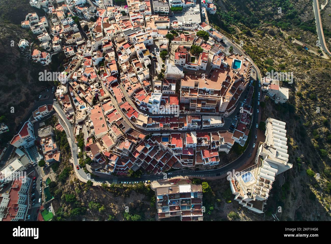 Luftaufnahme, Drohne Point o Blick malerischen spanischen Hügel weiß-gewaschen Dorf Mojacar umgeben von grünen Bergen während sonnigen Tag. Reise de Stockfoto