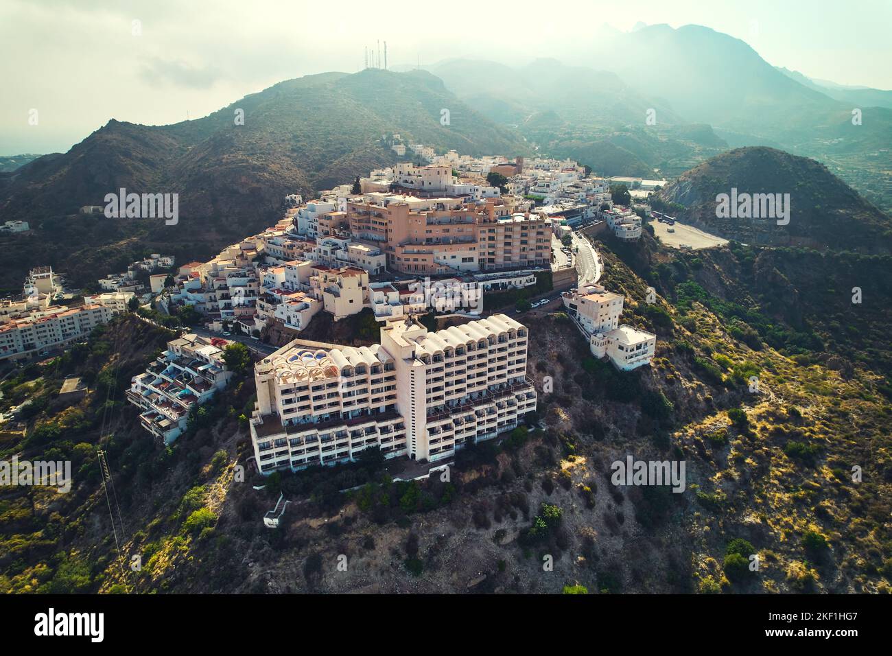 Luftaufnahme, Drohne Point o Blick malerischen spanischen Hügel weiß-gewaschen Dorf Mojacar umgeben von grünen Bergen während sonnigen Tag. Reise de Stockfoto