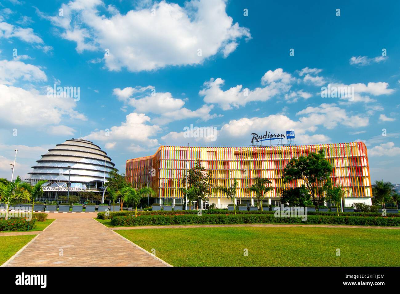 Kigali, Ruanda - 19 2022. August: Kigali Convention Center und Radison Blu Hotel an einem sonnigen Tag. Die Anlage, nach dem Inneren eines Königs pa entworfen Stockfoto