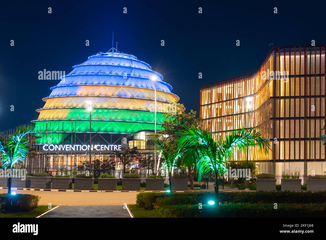 Kigali, Ruanda - 19 2022. August: Kigali Convention Center in der Nacht, beleuchtet in den Farben der ruandischen Flagge. Die Anlage ist für eine Varie ausgelegt Stockfoto