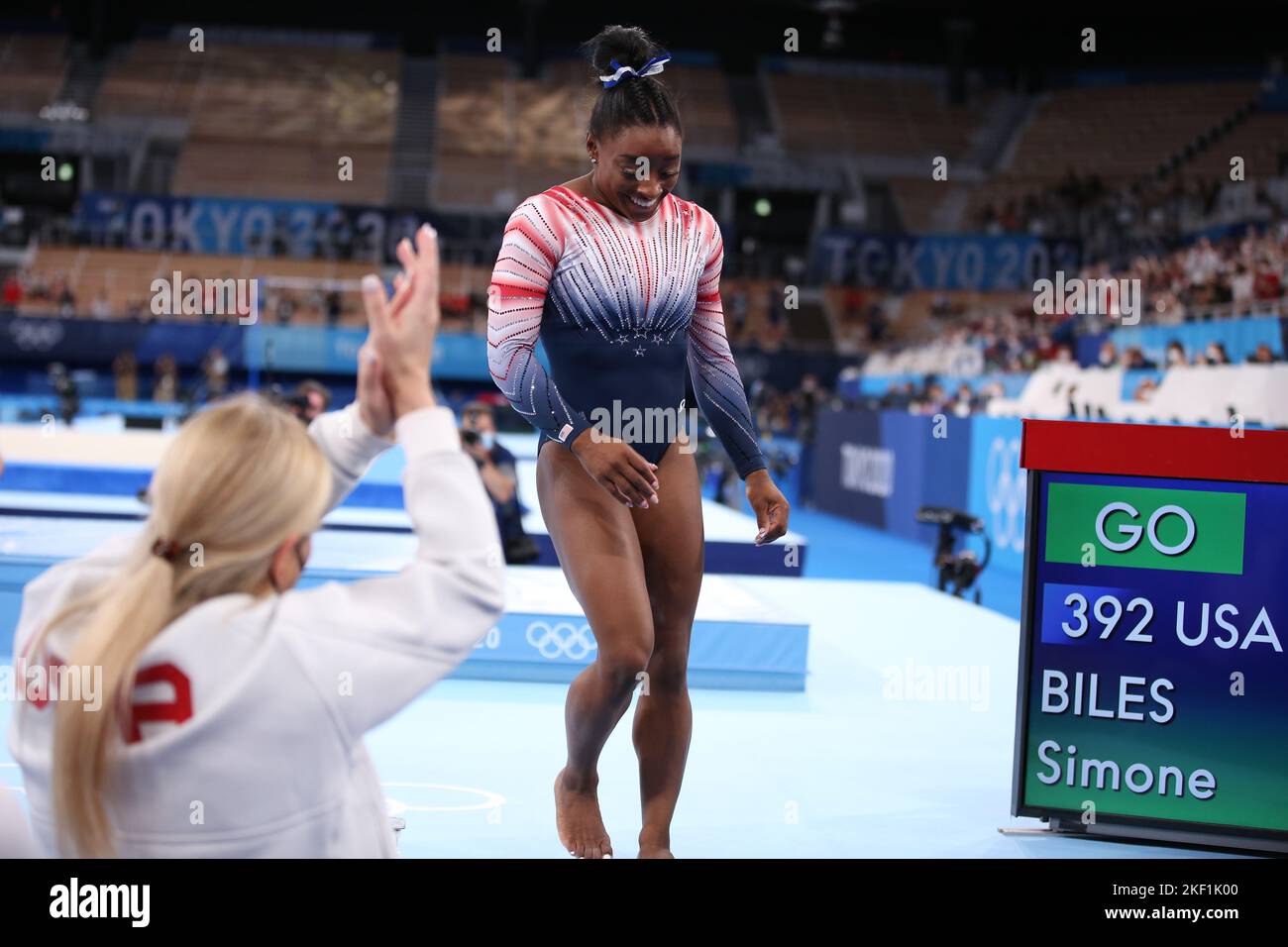 03.. AUGUST 2021 - TOKIO, JAPAN: Mit Beifall von ihrer Trainerin Cecile LANDI gewinnt Simone BILES aus den Vereinigten Staaten nach einer hervorragenden Leistung die Bronzemedaille im Women's Balance Beam während der Finals des Artistic Turnen Apparates bei den Olympischen Spielen 2020 in Tokio (Foto: Mickael Chavet/RX) Stockfoto