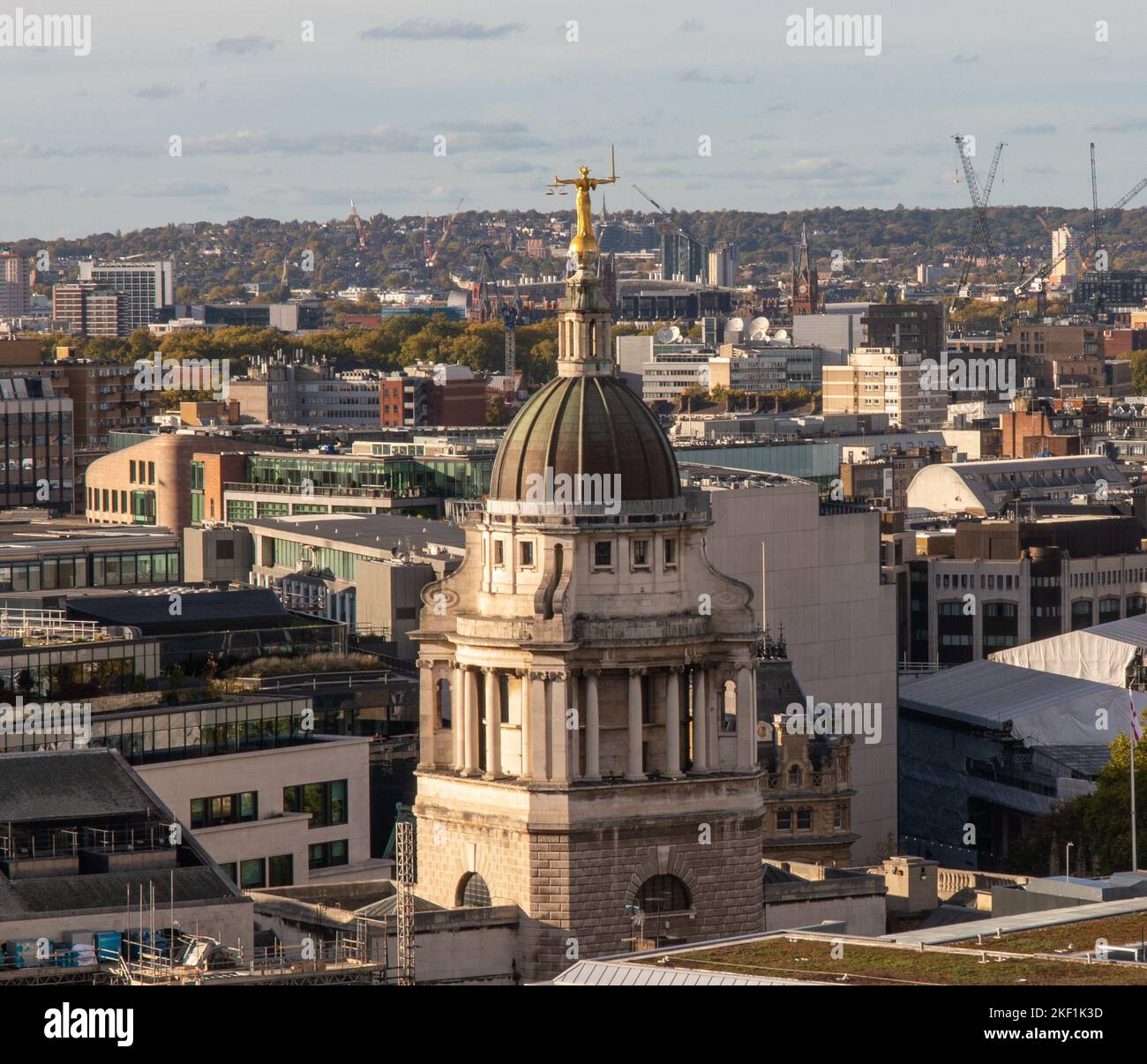 Der Old Bailey von der Stone Gallery der St. Paul's Cathedral aus gesehen Stockfoto