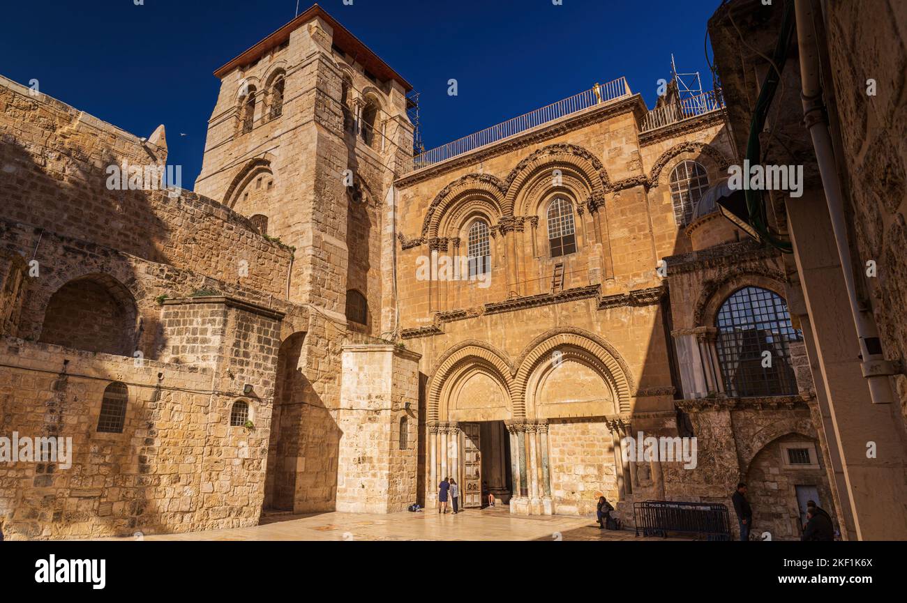 JERUSALEM, ISRAEL - 21. SEPTEMBER 2022: Blick auf den Haupteingang der Grabeskirche in der Altstadt von Jerusalem, Israel Stockfoto