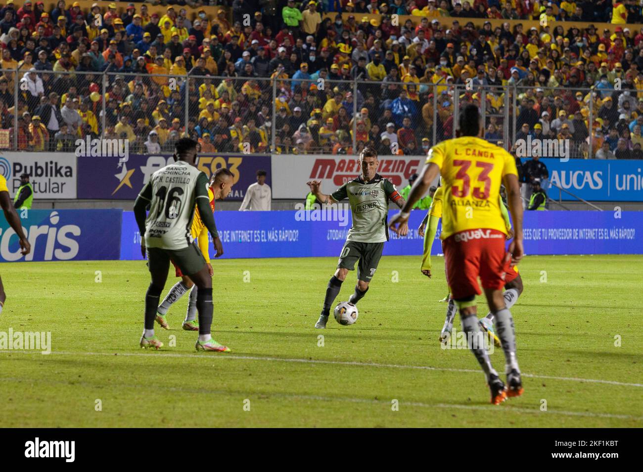 Quito, Ecuador - Ligapro Finale 2022 Aucas gegen Barcelona SC. Damian 'Kitu' Diaz dribbelt gegen Spieler von Aukas. Stockfoto
