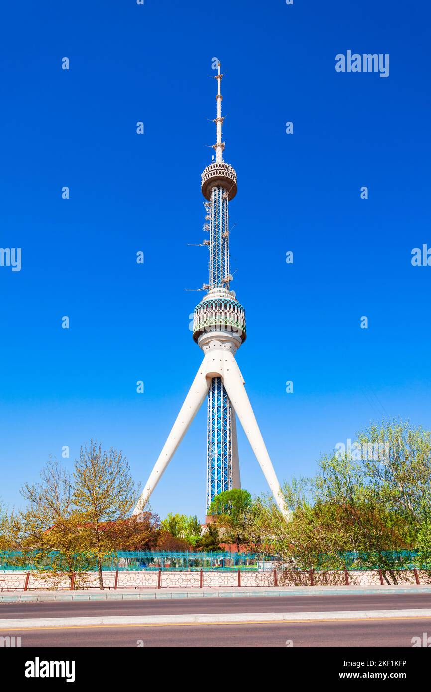 Taschkent, Usbekistan - 11. April 2021: Der Taschkent Television TV Tower oder Toschkent Teleminorasi ist ein 375 Meter hoher Turm in Taschkent, U Stockfoto