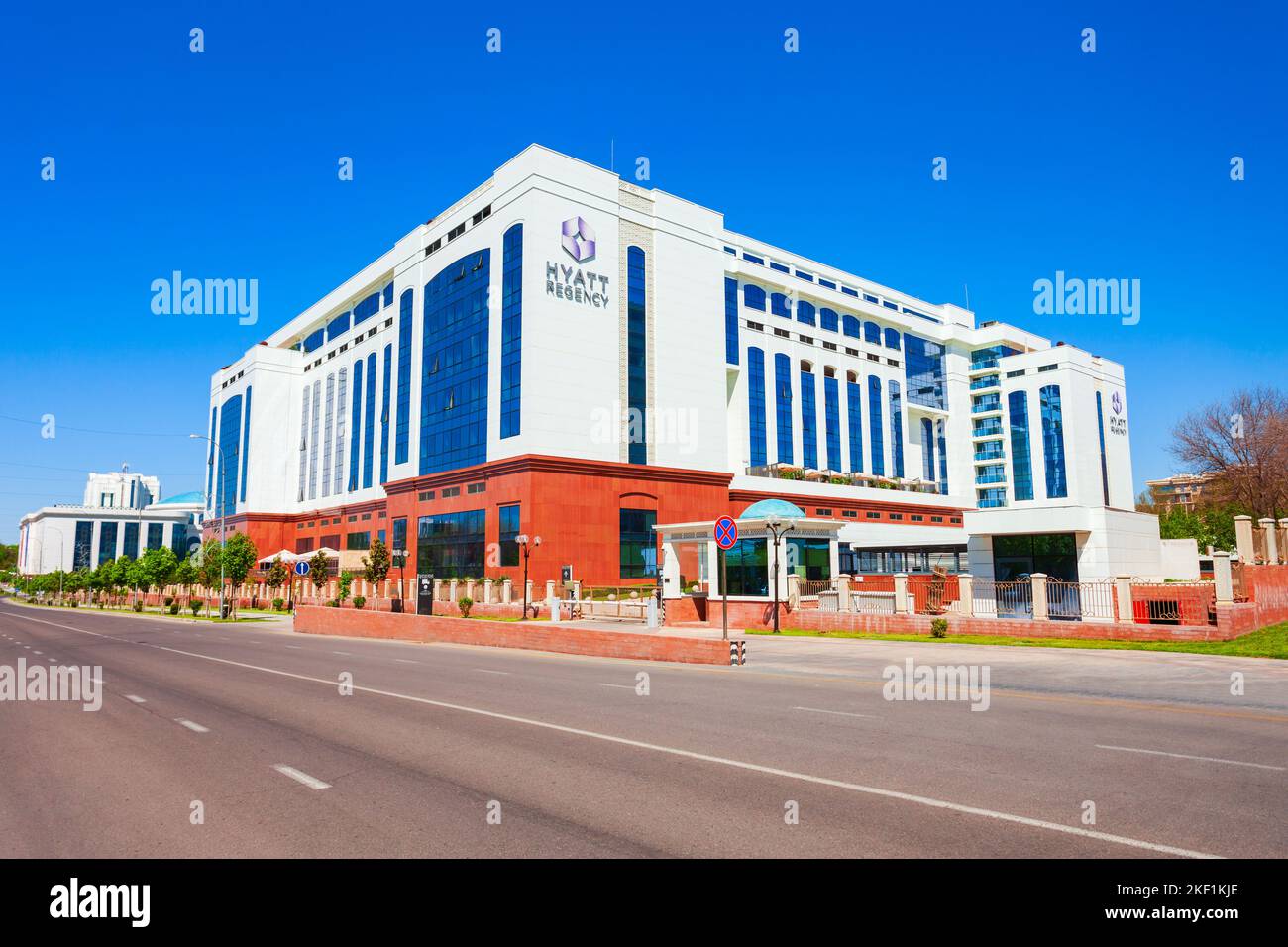 Taschkent, Usbekistan - 11. April 2021: Das Hyatt Regency Taschkent ist ein luxuriöses 5-Sterne-Hotel im Zentrum der Stadt Taschkent in Usbekistan Stockfoto