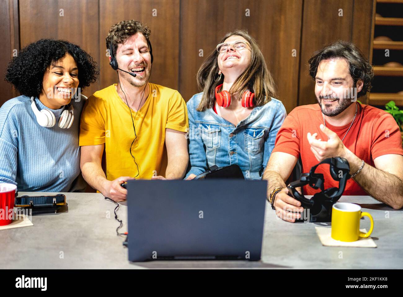Junge glückliche Studenten teilen Inhalte auf der Streaming-Plattform - moderner Lebensstil und tragbares Tech-Konzept mit smarten Männern und Frauen der Generation, die Spaß haben Stockfoto