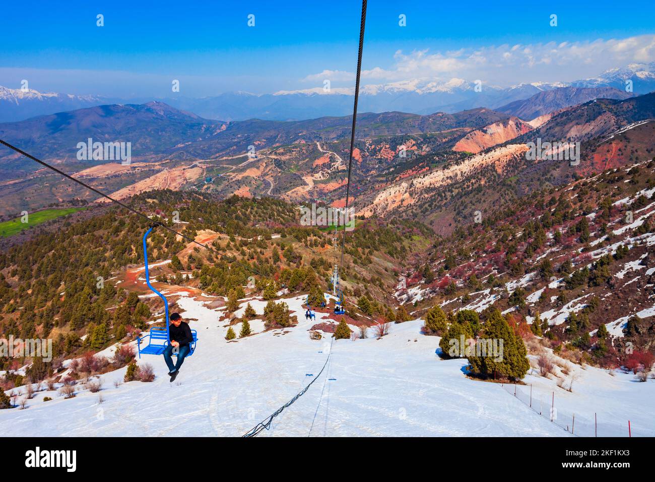 Chimgan, Usbekistan - 12. April 2021: Seilbahn zum Beldersay-Berg in der Region Chimgan in der Nähe der Stadt Taskent in Usbekistan im Frühjahr Stockfoto