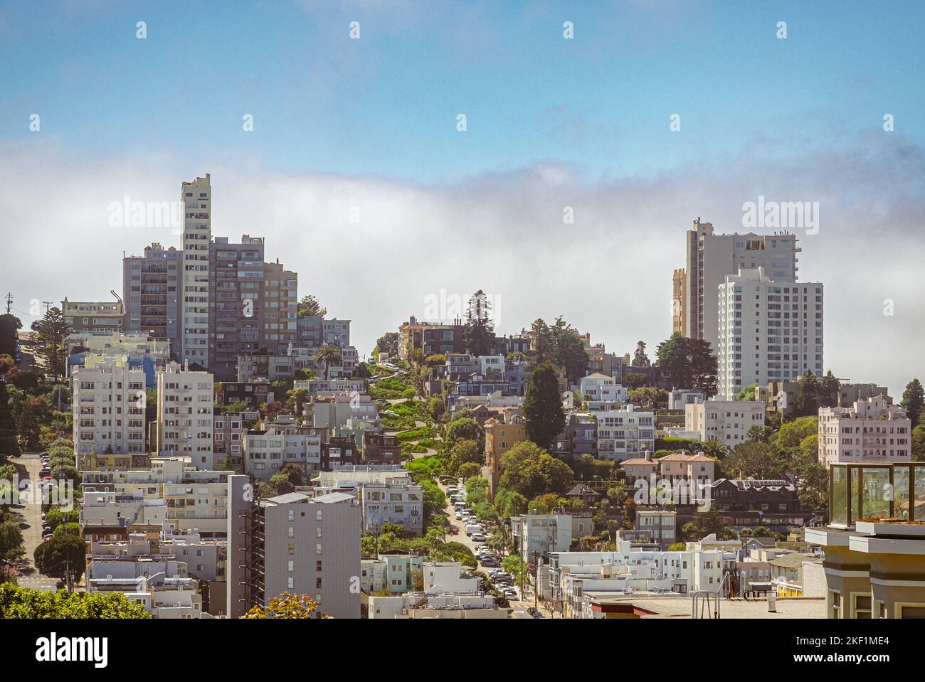 Die Gebäude rund um die Lombard Street mit dem Nebel auf dem Weg. San Francisco, California, Vereinigte Staaten von Amerika. Stockfoto