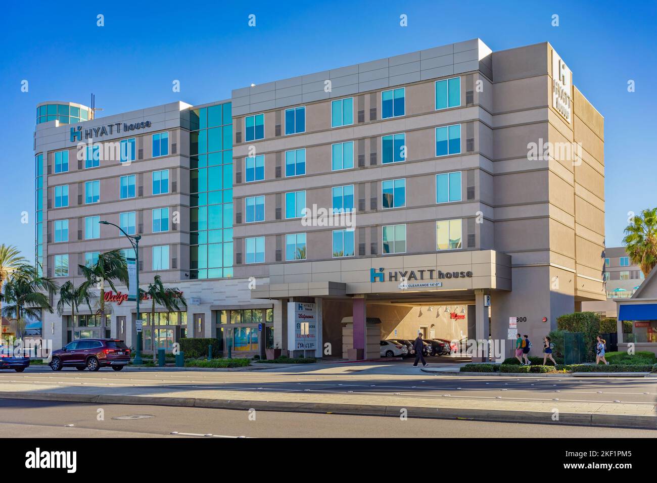 Anaheim, CA, USA – 3. November 2022: Blick auf die Straße des Hyatt House-Gebäudes, einem Hotel für längere Aufenthalte, das sich im Anaheim Resort District in Anaheim, C, befindet Stockfoto