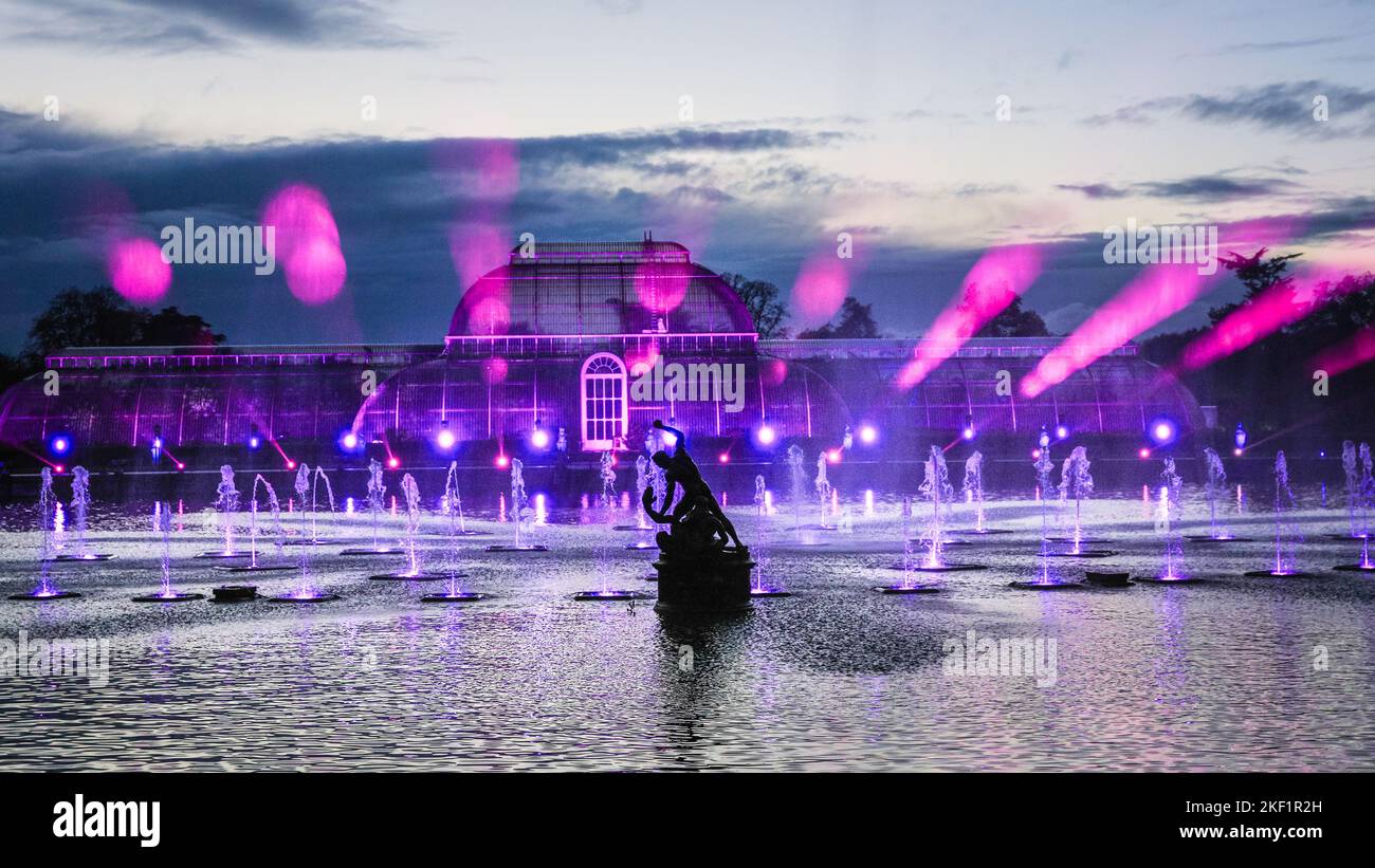 London, Großbritannien. 15.. November 2022. Das Palmenhaus und der Teich davor sind mit einer schönen Licht- und Lasershow zur Musik beleuchtet. Weihnachten in Kew, der festliche Lichtweg im botanischen Garten von Kew, ist nun im zehnten Jahr wieder für die Öffentlichkeit zugänglich und wird bis zum 8. Januar 2023 geöffnet sein. Kredit: Imageplotter/Alamy Live Nachrichten Stockfoto