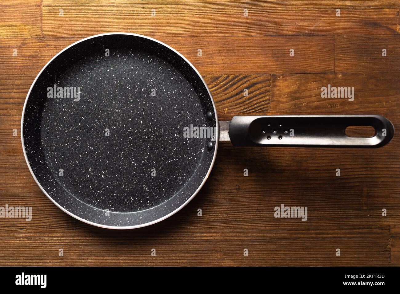 Leere Pfanne für Pfannkuchen auf Holzhintergrund Stockfoto