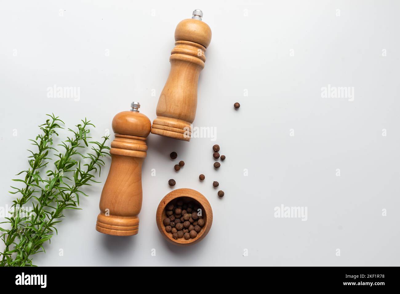 Zwei Pfeffermühle auf weißem Hintergrund. Küchenidee Stockfoto