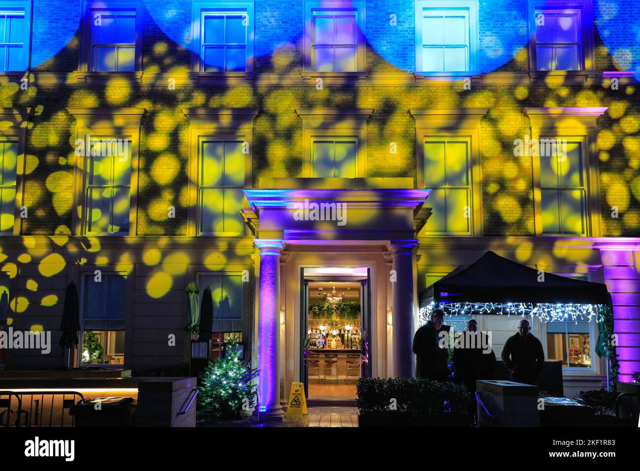 London, Großbritannien. 15.. November 2022. Das Orangery Café und Restaurant am Teich ist beleuchtet. Weihnachten in Kew, der festliche Lichtweg im botanischen Garten von Kew, ist nun im zehnten Jahr wieder für die Öffentlichkeit zugänglich und wird bis zum 8. Januar 2023 geöffnet sein. Kredit: Imageplotter/Alamy Live Nachrichten Stockfoto