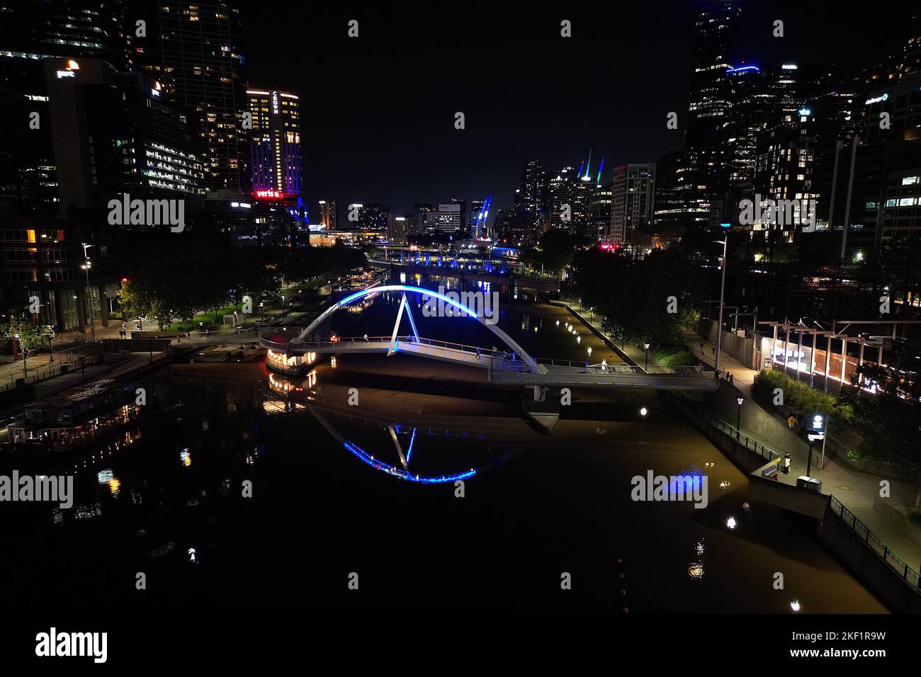 Yarra River bei Nacht, Southbank Fußgängerbrücke, Evan Walker Bridge, Melbourne Stockfoto