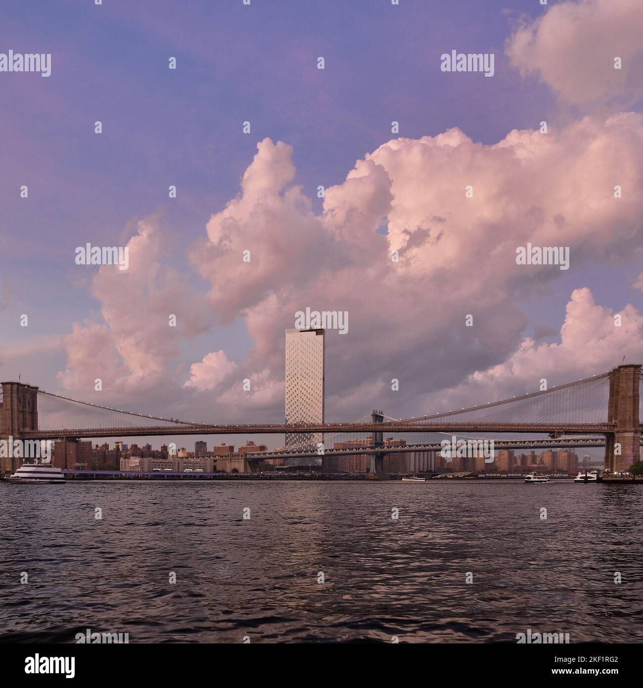 Manhattan Bridge und der One Manhattan Square Wolkenkratzer. Stockfoto