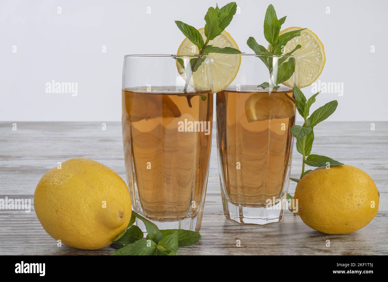 Bicchieri te al limone fronte Stockfoto