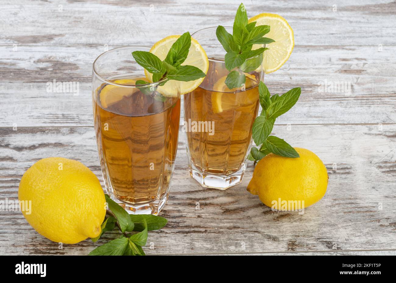 Bicchieri te al limone Stockfoto