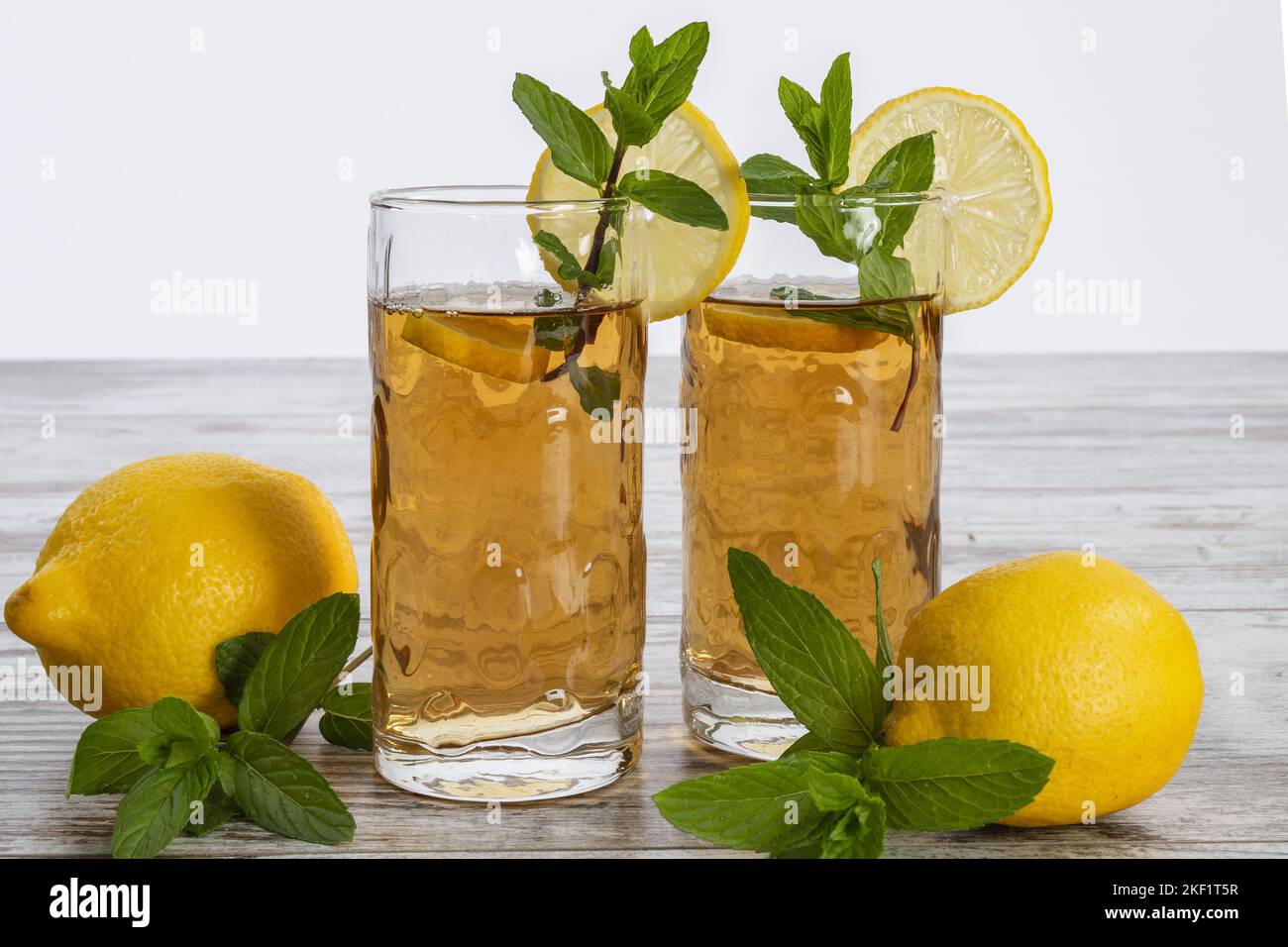 Due bicchieri di te al limone vista frontale Stockfoto