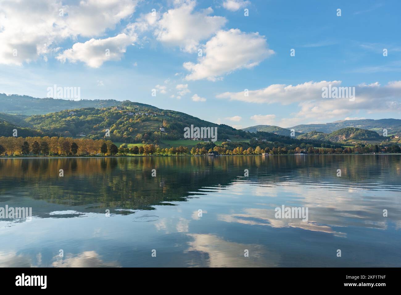 Stubenbergsee in der Steiermark, Österreich. Malerische Herbstlandschaft mit Spiegelung. Stockfoto