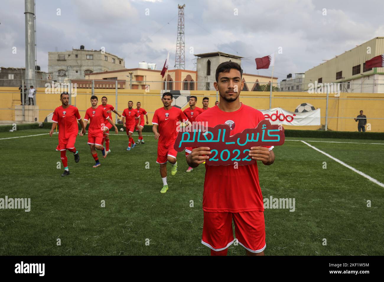 Die Spieler des Jugendclubs Rafah posieren ein Mannschaftsspiel "Ecuadors" gegen den Union Club Khan Yunis, das als "Qatar"-Team in einem WM-Spiel 2022 in Katar spielt Stockfoto
