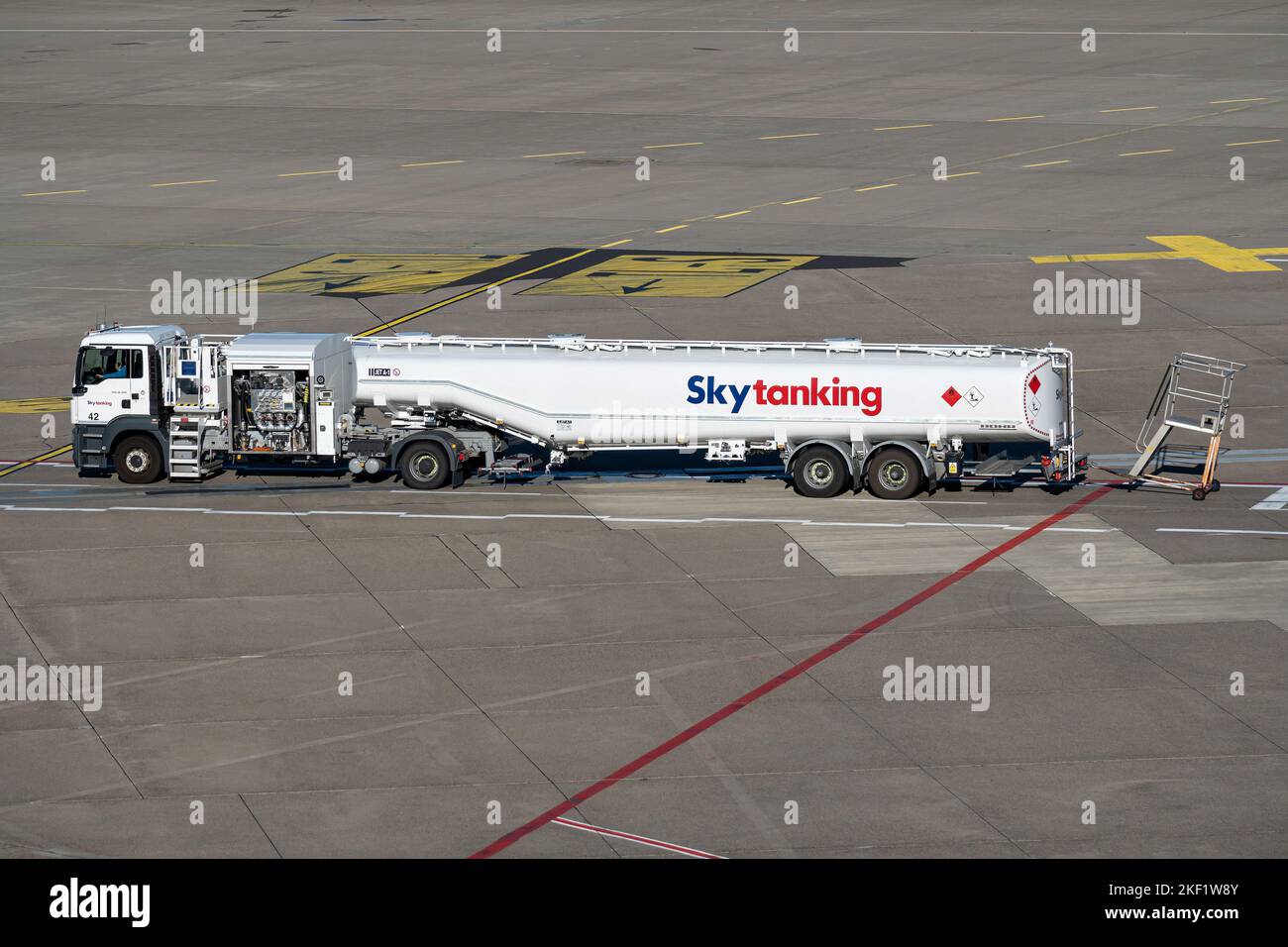 Skytanking MAN TGS Fuel Services Tanklaster am Flughafen Köln/Bonn Stockfoto