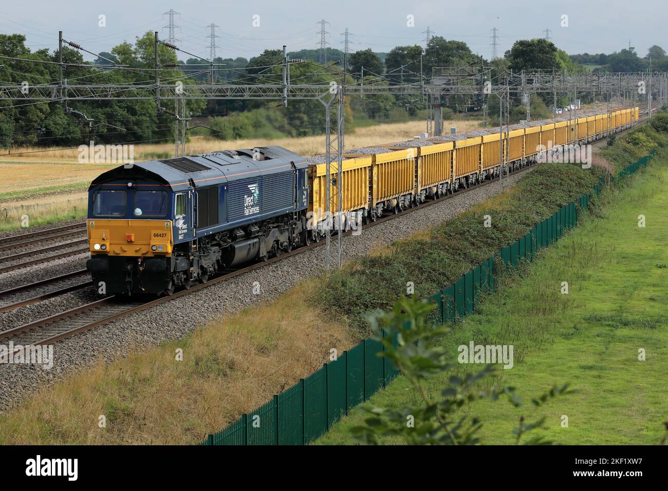 Diesellokomotive der Baureihe 66 auf der Hauptstrecke bei Rugelee, Staffordshire, Großbritannien, im August 2022. Stockfoto