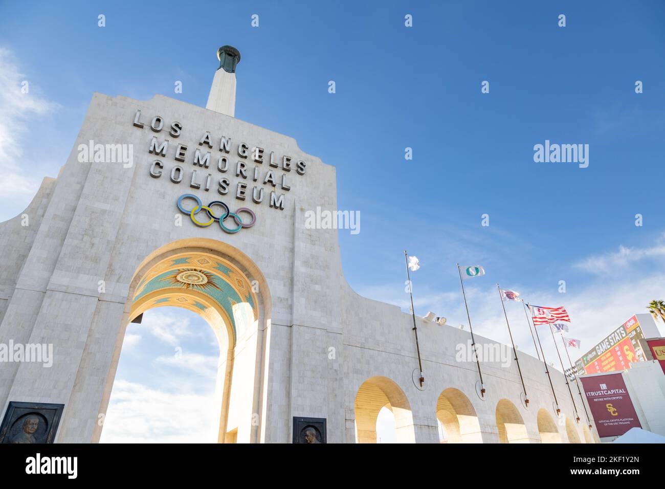 Los Angeles, CA - November 2022: Los Angeles Memorial Coliseum, Heimat von USC Football, Olympischen Spielen und anderen Veranstaltungen. Stockfoto