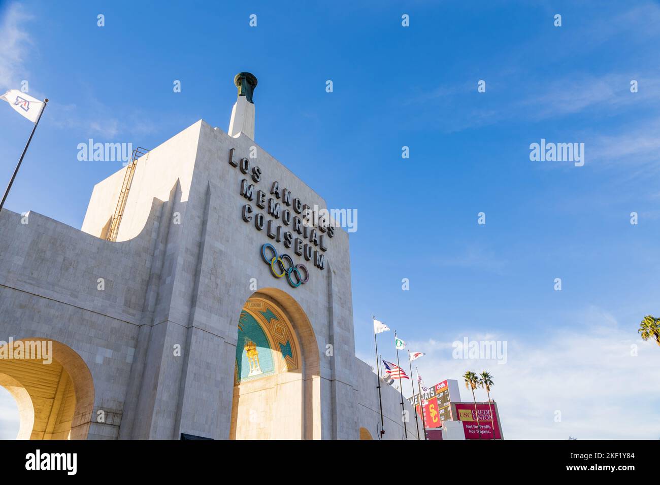 Los Angeles, CA - November 2022: Los Angeles Memorial Coliseum, Heimat von USC Football, Olympischen Spielen und anderen Veranstaltungen. Stockfoto