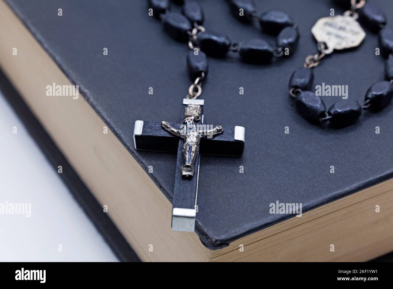 bibel und Kruzifix auf weißem Hintergrund Stockfoto