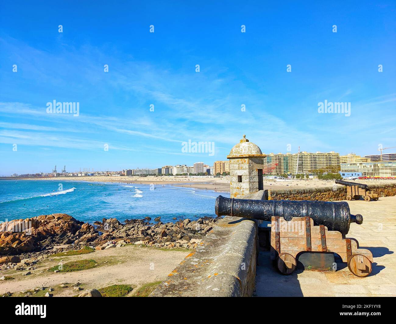 Festung Queijo am Strand von Matosinhos, Stadtbild und Hafen Leixoes im Hintergrund, Porto, Portugal Stockfoto