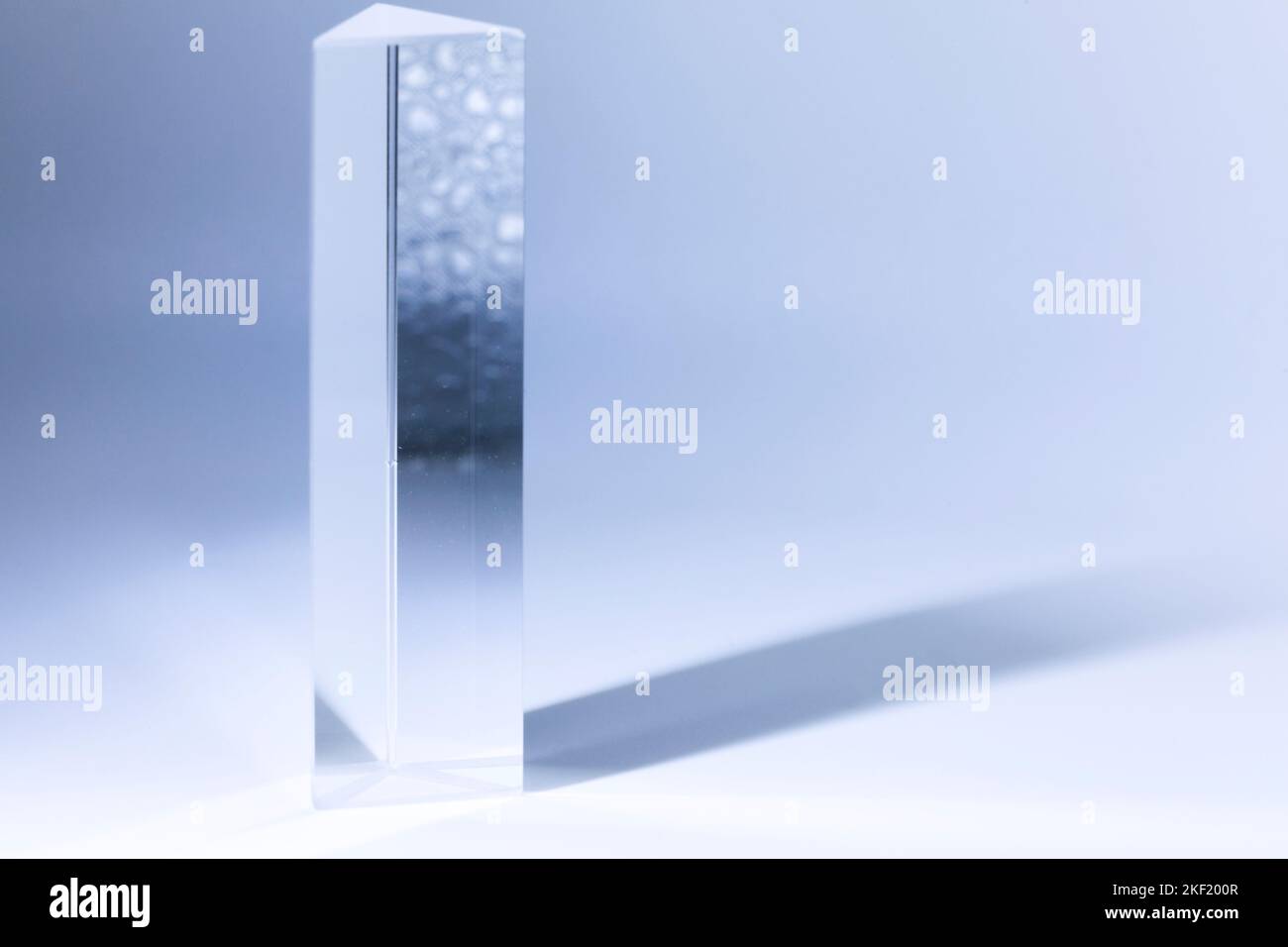 Prism auf hoch im Studio ganz in blau Stockfoto