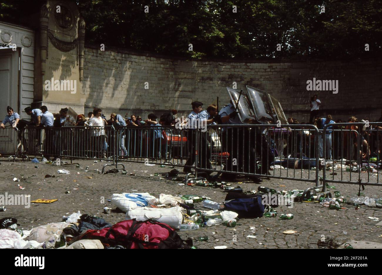 05-03-1991 Paris,Frankreich,Pere Lachaise Friedhof 20.. Jahrestag des Todes von Jim Morrison. Hunderte von Fans versammelten sich vor dem Friedhof, um zu Jim Morrissons Grab zu gelangen, wurden aber von der Polizei gestoppt. Die Tore waren geschlossen und es gab einen Zusammenstoß zwischen der Menge und der Polizei. Stockfoto