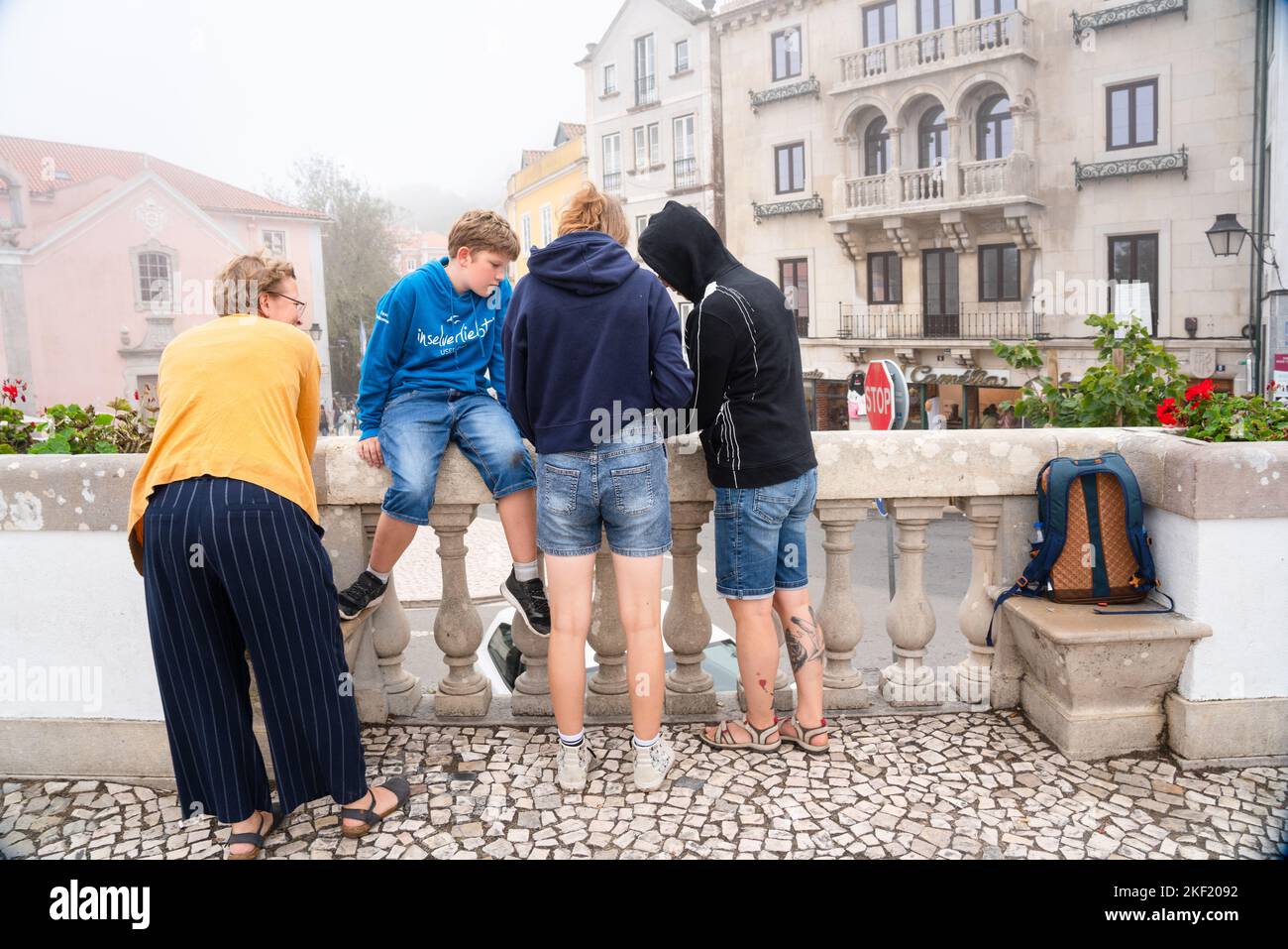 Eine Familie auf dem Stadtplatz von Sintra (Santa Maria e São Miguel, São Martinho e São Pedro de Penaferrim), während sich der Bergnebel in Portugal schließt. Stockfoto