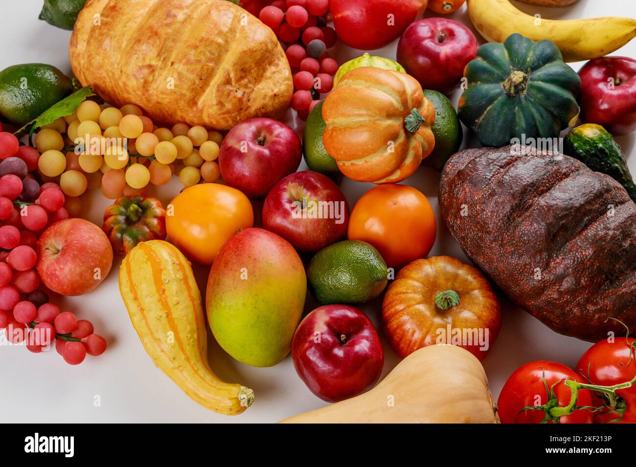 Der Tisch ist mit einer Vielzahl von Obst und Gemüse gefüllt. Stockfoto
