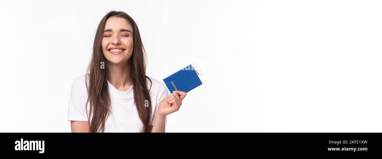 Reisen, Urlaub, Sommerkonzept. Verträumt glücklich junge schöne Mädchen in weißem T-Shirt, Augen schließen lächelnd, Tagträumen, wie sie Sonnenbaden in der Nähe Stockfoto