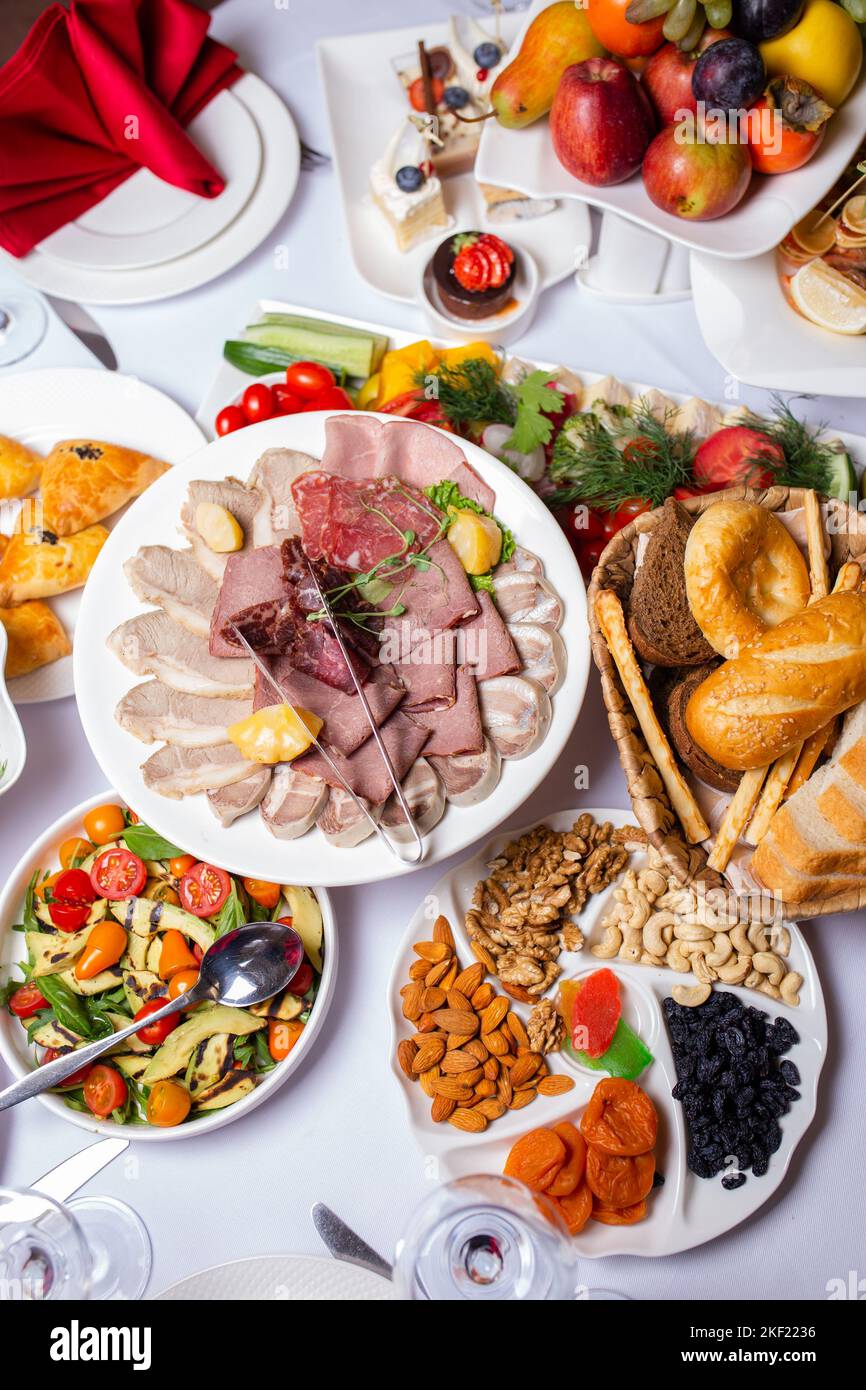 Blick von oben auf eine Vielzahl von Snacks vom Buffet im Hotel. Aufschnitt, verschiedene Käse- und Nussauswahl Stockfoto