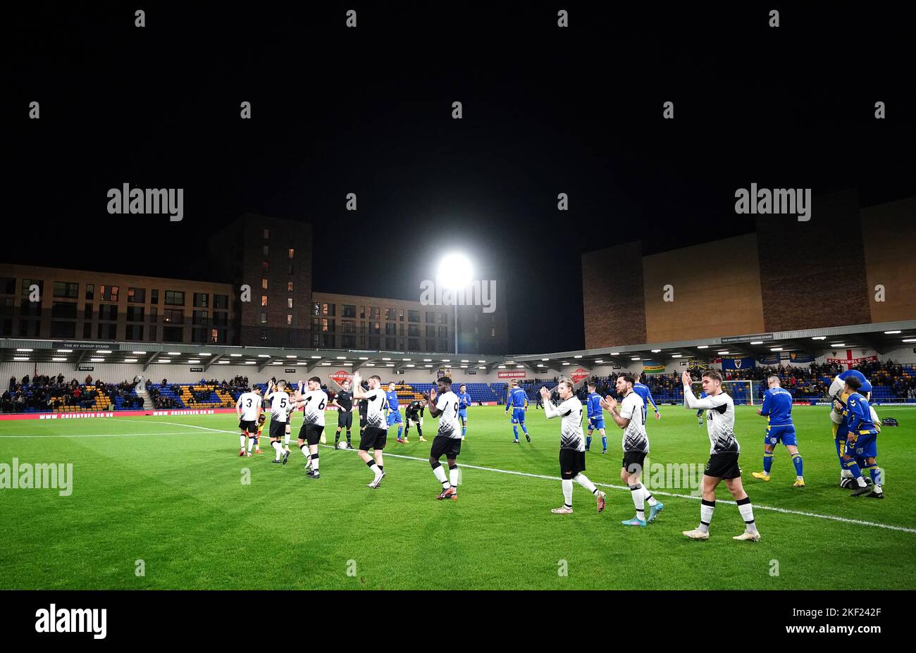 AFC-Spieler aus Wimbledon und Weymouth vor dem Start des ersten Replay-Spiels des Emirates FA Cup im Cherry Red Records Stadium in London. Bilddatum: Dienstag, 15. November 2022. Stockfoto