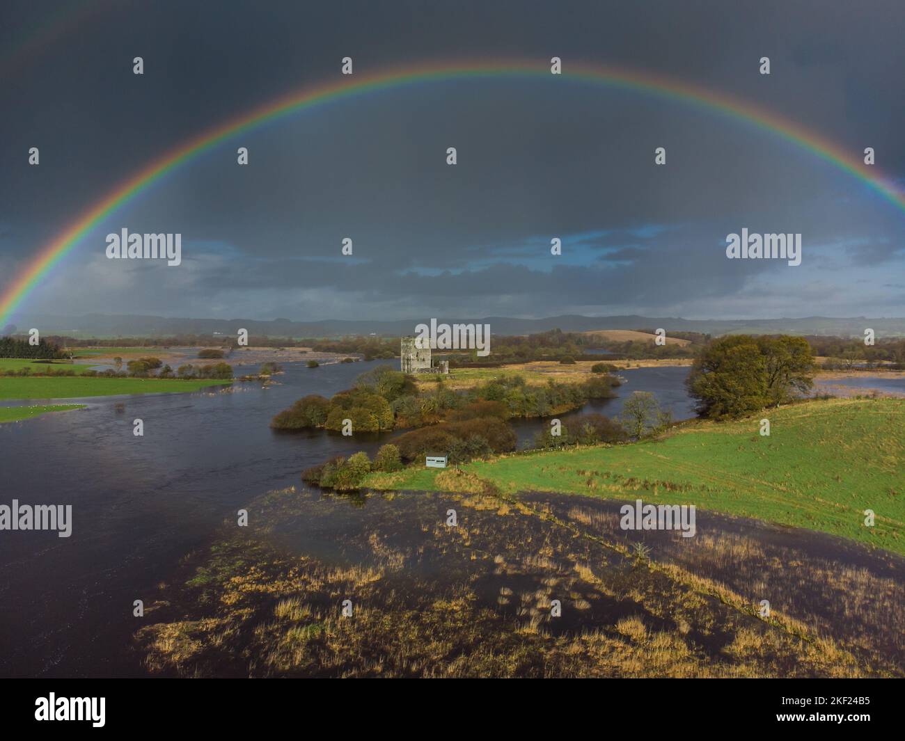 Rainbow over Threave Castle, National Trust for Scotland Reserve Stockfoto