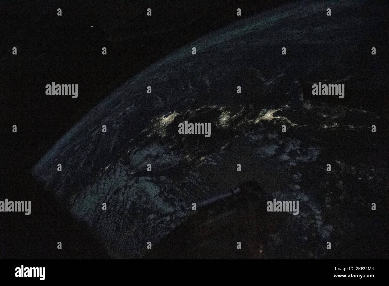 Internationale Raumstation, ERDORBIT. 08. November 2022. Blick von der Internationalen Raumstation auf die Lichter der japanischen Städte Tokio, Nagoya und Osaka von der Earth Orbit, 258 Meilen über dem Japanischen Meer, 8. November 2022. Quelle: ISS Crew/NASA/Alamy Live News Stockfoto