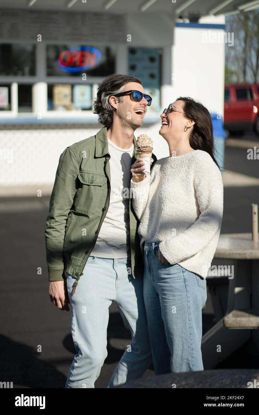 Ein Paar auf einem Date, das Eis teilt. Stockfoto