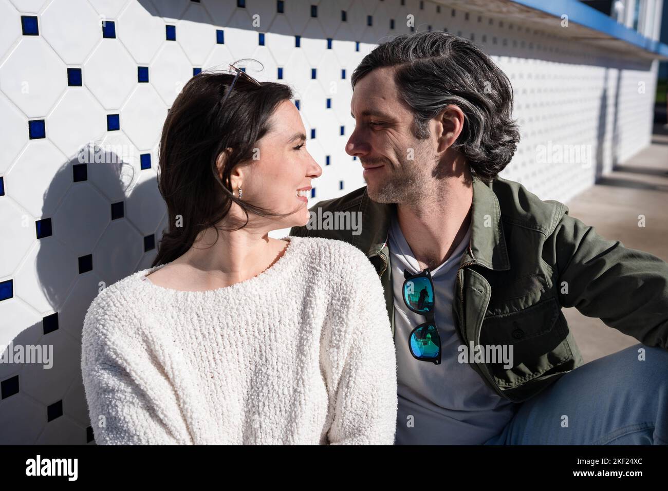 Ein Paar auf einem Date, das Eis teilt. Stockfoto