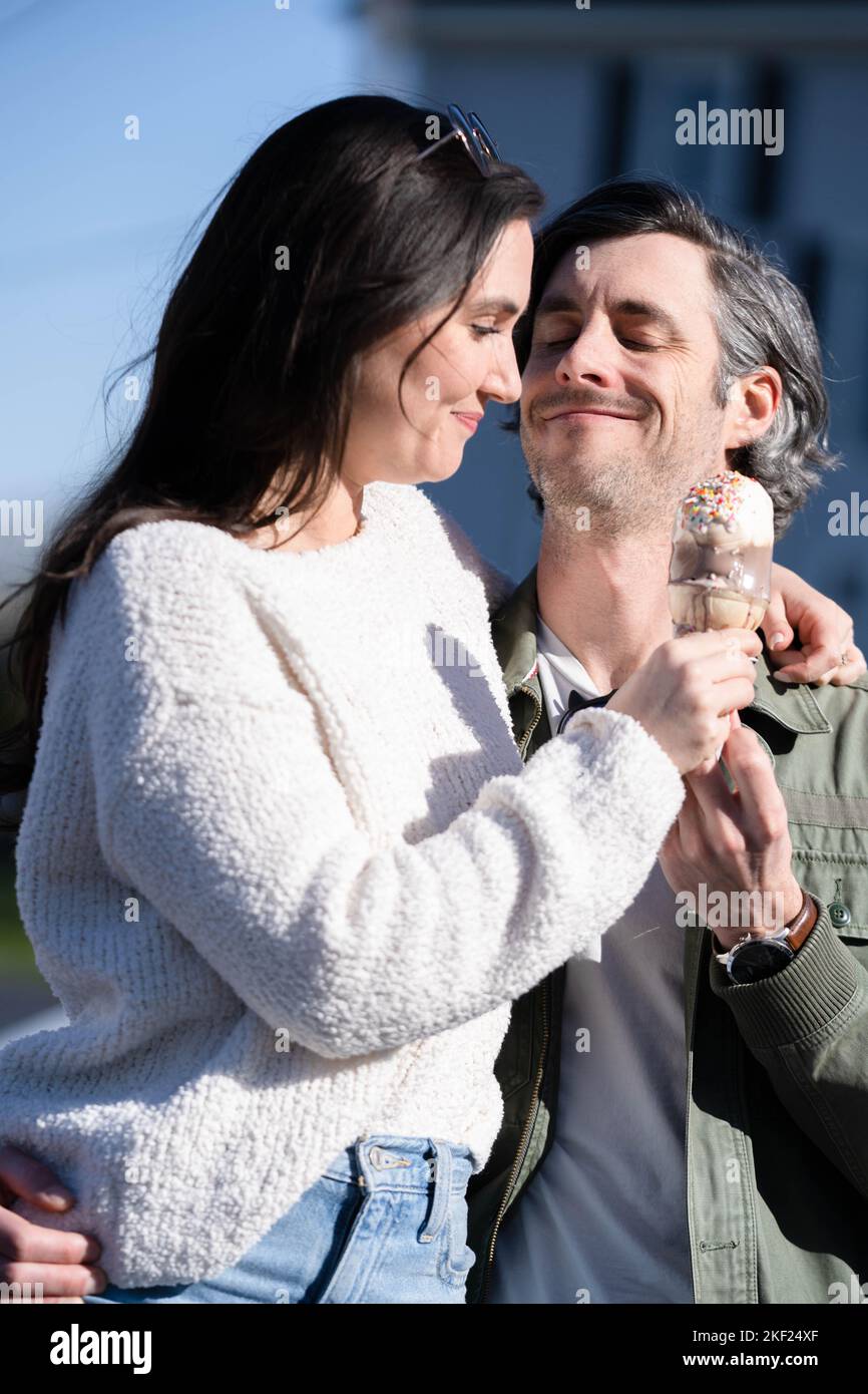 Ein Paar auf einem Date, das Eis teilt. Stockfoto