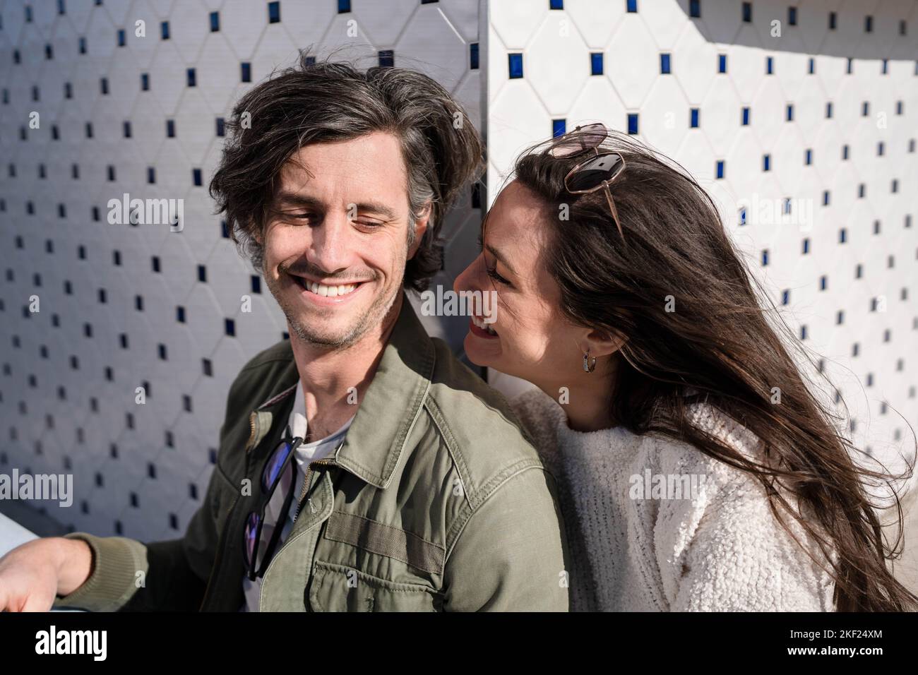 Ein Paar auf einem Date, das Eis teilt. Stockfoto