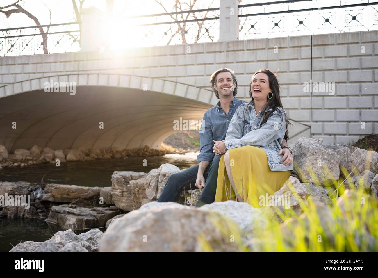 Ein Paar an einer Brücke im Forest Park, flirtet und erkundet zusammen. Stockfoto